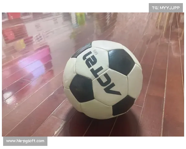 雪地橄榄球赛事纪实：南北球队在冰面上的技术碰撞